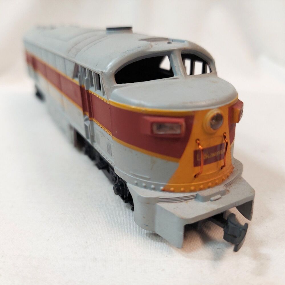 AHM Tempo FM C-Liner Diesel Locomotive Dummy Lackawanna #801 Gray Burgundy